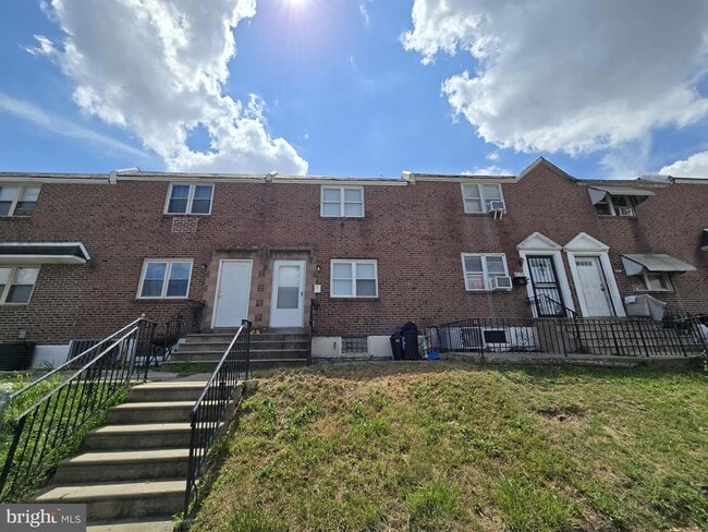 5860 Oxford Ave in Philadelphia, PA - Building Photo - Building Photo