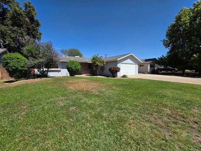 240 N Bollinger St in Visalia, CA - Building Photo - Building Photo