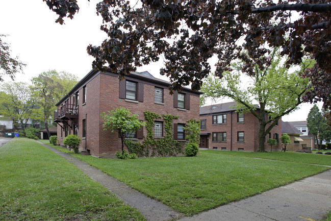 Bluemound Courtyard in Milwaukee, WI - Building Photo - Building Photo