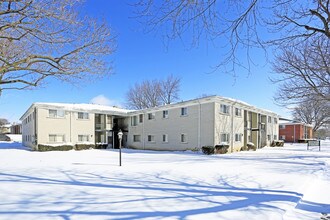 Country Apartments in Farmington, MI - Building Photo - Building Photo