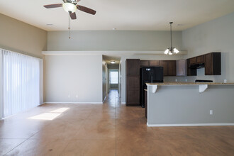 Redbud Twin Homes in Valley Center, KS - Foto de edificio - Interior Photo