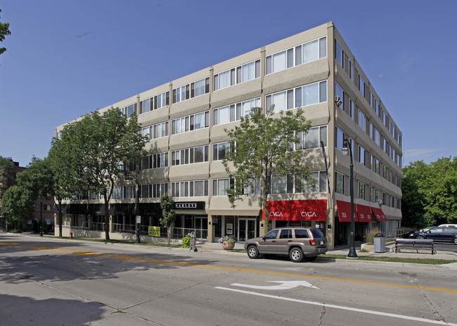 Oakland Avenue Apartments in Shorewood, WI - Building Photo - Building Photo