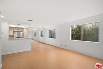 839 S Holt Ave in Los Angeles, CA - Building Photo - Building Photo