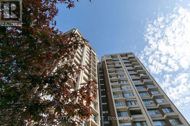 9-509 Deer Park Crescent in Toronto, ON - Building Photo - Building Photo