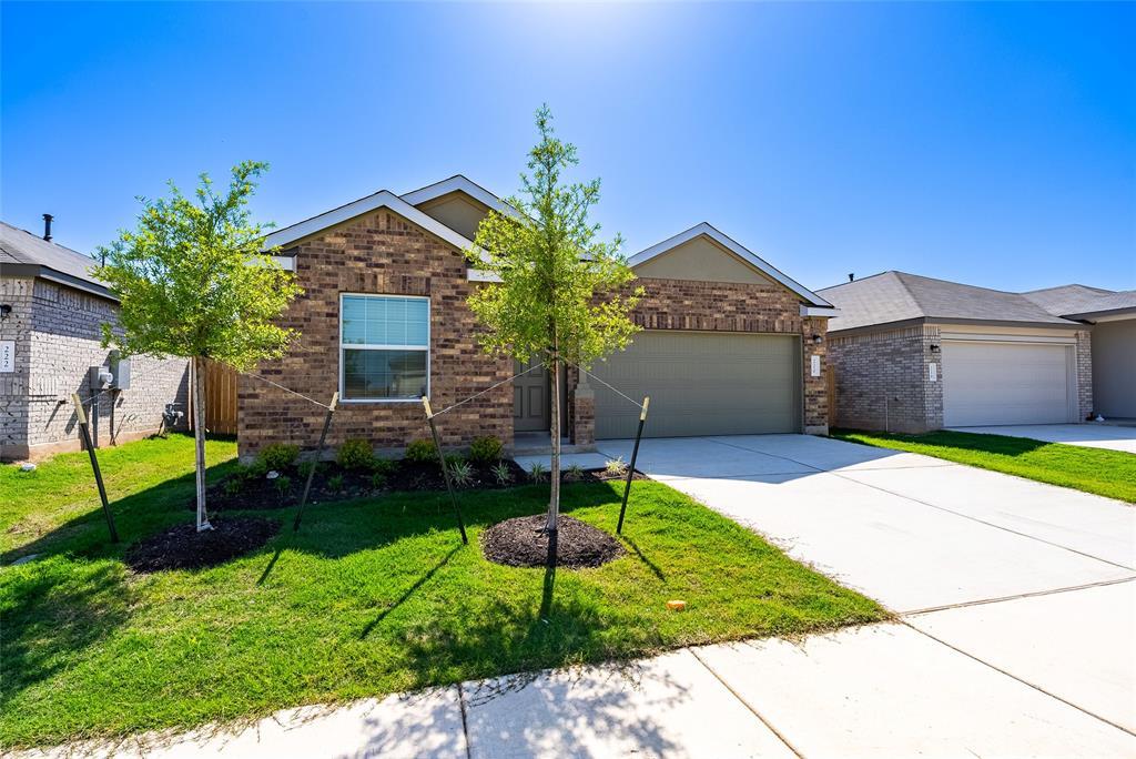 220 Camargue Dr in Hutto, TX - Foto de edificio