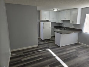 1107 W Pacific Coast Hwy, Unit 5 in Wilmington, CA - Building Photo - Building Photo