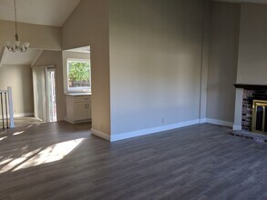 909 Crellin Rd in Pleasanton, CA - Building Photo - Building Photo