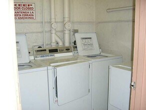 4675 W 18th Ct, Unit 1009 in Hialeah, FL - Foto de edificio - Building Photo