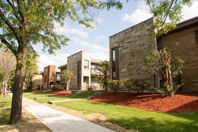 5007 W Jackson Blvd in Chicago, IL - Foto de edificio - Building Photo