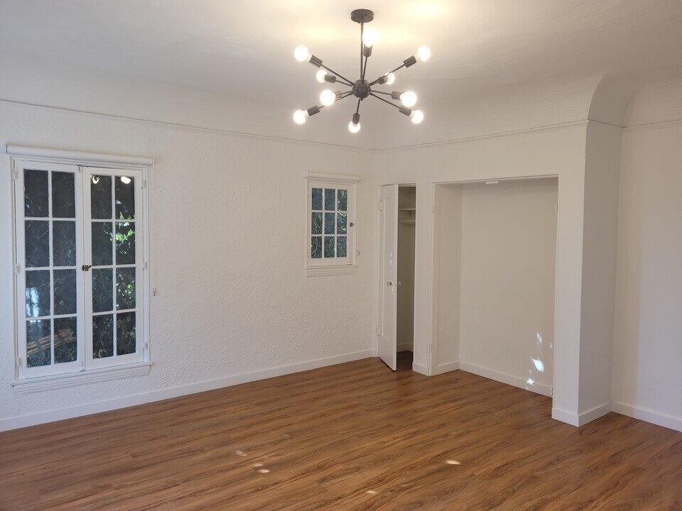 2040 Argyle Ave in Los Angeles, CA - Building Photo