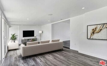 23046 Leonora Dr in Los Angeles, CA - Building Photo - Building Photo