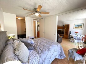 2452 Tusitala St in Honolulu, HI - Building Photo