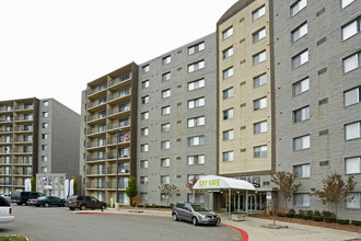 Sky Gate Apartments in Westland, MI - Foto de edificio - Building Photo