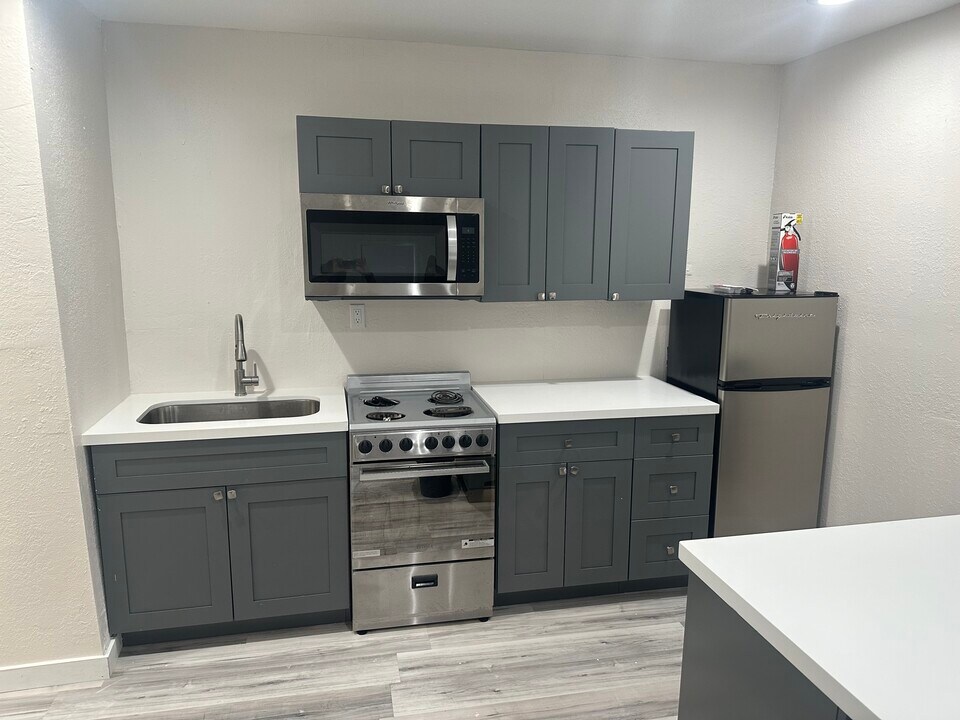 3961 NW 174th St, Unit Efficiency in Miami Gardens, FL - Building Photo