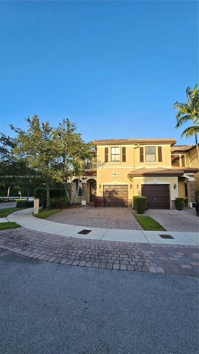 8785 NW 116th Ct in Doral, FL - Building Photo