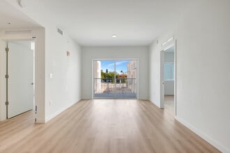 321 Princeton Dr, Unit B1 in Lake Worth Beach, FL - Building Photo - Building Photo