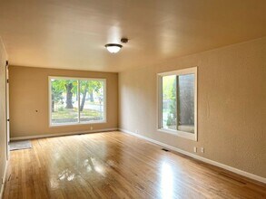 611 N 3rd St in Woodburn, OR - Building Photo - Building Photo