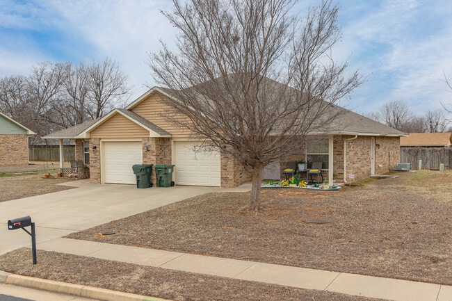 Cottage MWC II in Midwest City, OK - Building Photo - Building Photo