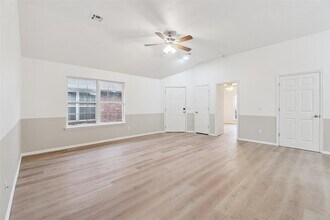 12325 SW 6th St in Yukon, OK - Foto de edificio - Building Photo