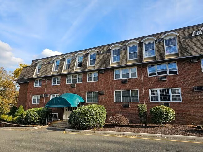 34 A Padanaram Rd in Danbury, CT - Building Photo