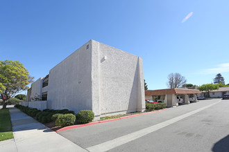 Oxnard Village Apartments in Oxnard, CA - Building Photo - Building Photo