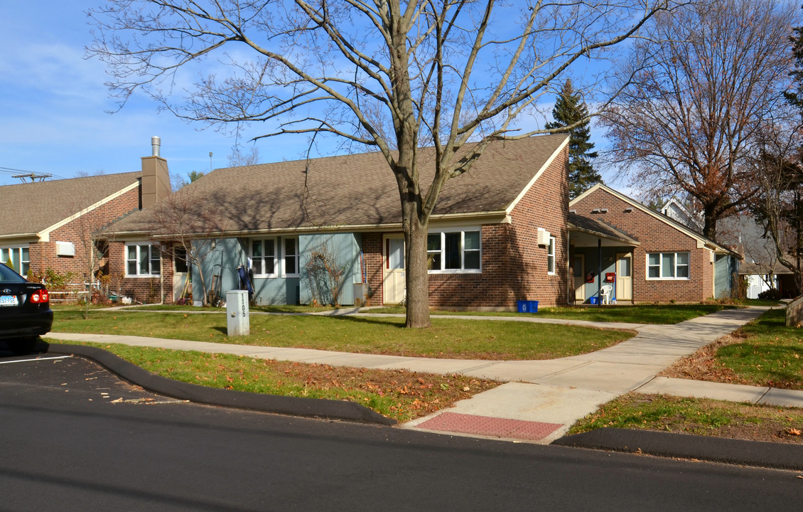 Maple Village in Unionville, CT - Foto de edificio