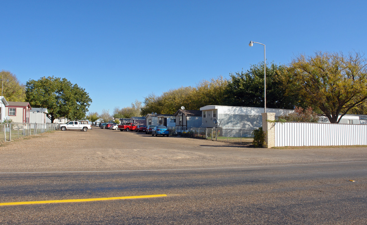 8008 34th St in Lubbock, TX - Foto de edificio