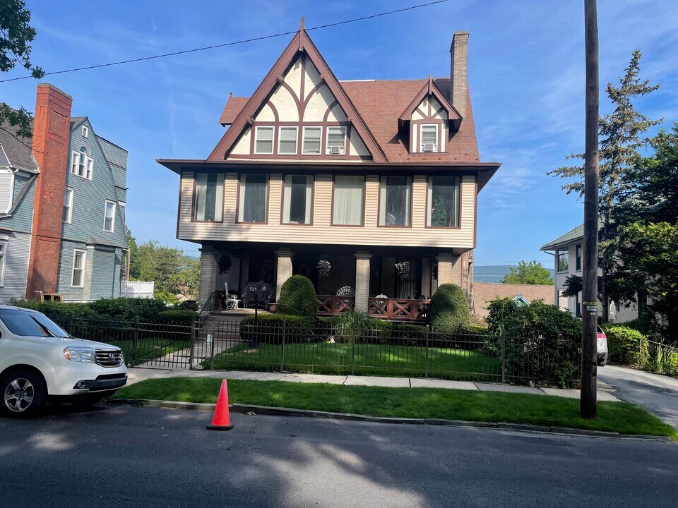 629 Clay Ave, Unit 2nd Fl. B in Scranton, PA - Building Photo
