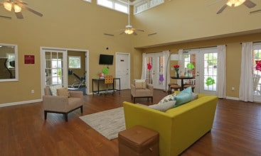 Clearfield Apartments in Colonial Heights, VA - Foto de edificio - Building Photo