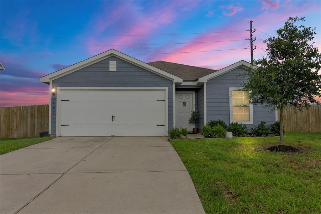 5502 Sapphire Lagoon Rd in Mont Belvieu, TX - Building Photo