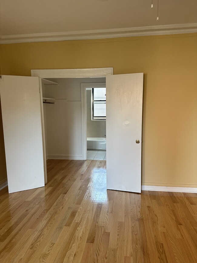 6853 S Crandon Ave in Chicago, IL - Building Photo - Building Photo