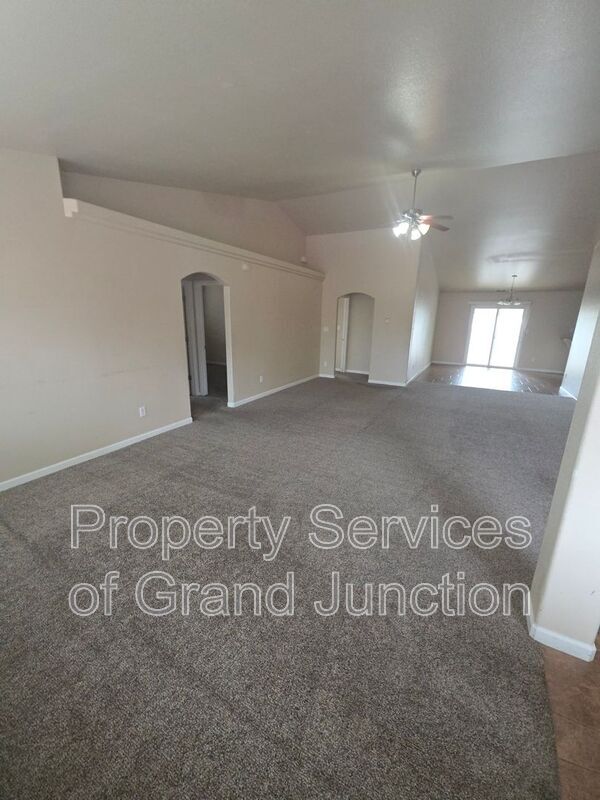 3018 Oakwood Dr in Grand Junction, CO - Building Photo - Building Photo