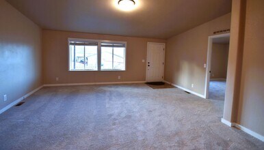 1414 Garrison St in The Dalles, OR - Building Photo - Building Photo