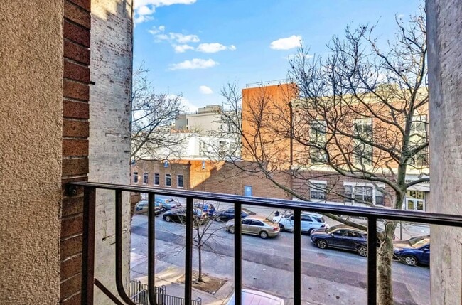 Sunlit Brooklyn Gem | Charming Apartment in a Prime Neighborhood in Brooklyn, NY - Foto de edificio - Building Photo