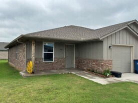 502 Parkhill Cir in Newcastle, OK - Building Photo