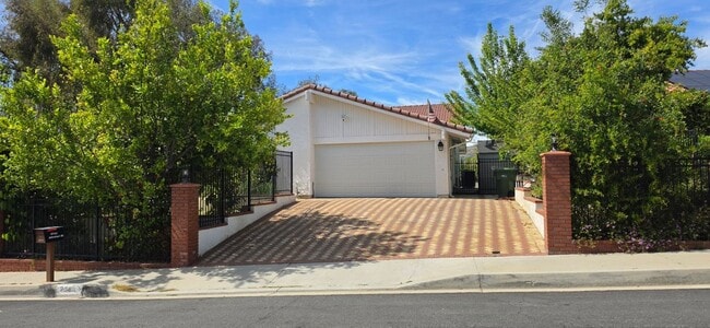 28915 Hollow Brook Ave in Agoura Hills, CA - Foto de edificio - Building Photo