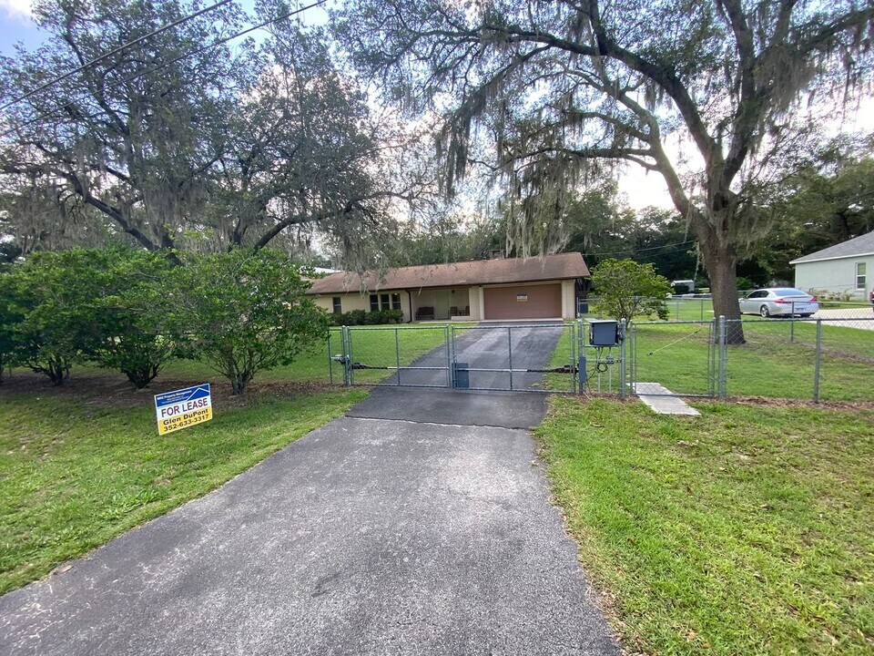 16395 SE 92nd Ave in Summerfield, FL - Building Photo