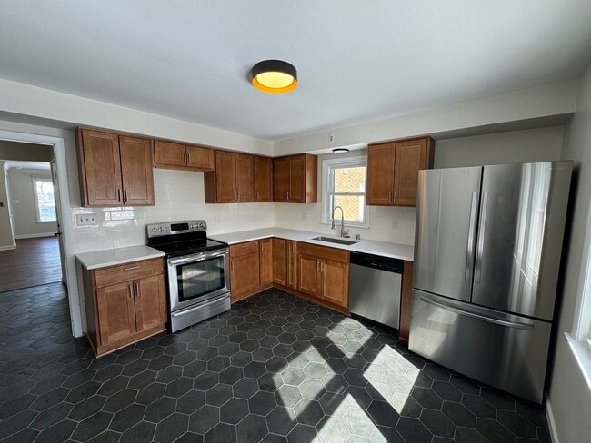 8625 W Burleigh St in Milwaukee, WI - Foto de edificio - Building Photo