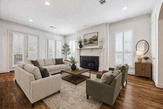 1811 Devonshire Crescent in Houston, TX - Building Photo - Building Photo