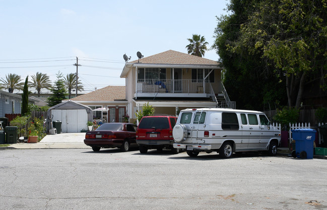 125-127 E Wayne Ct in Redwood City, CA - Building Photo - Building Photo