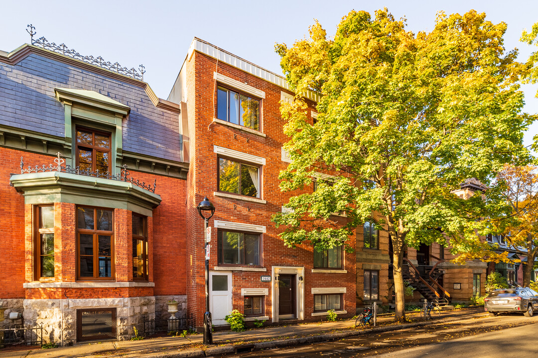 3442 De Bullion Rue in Montréal, QC - Building Photo