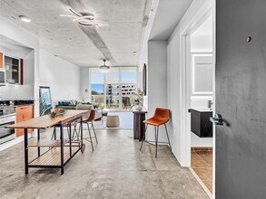 3470 E Coast Ave, Unit H0504 in Miami, FL - Foto de edificio - Building Photo