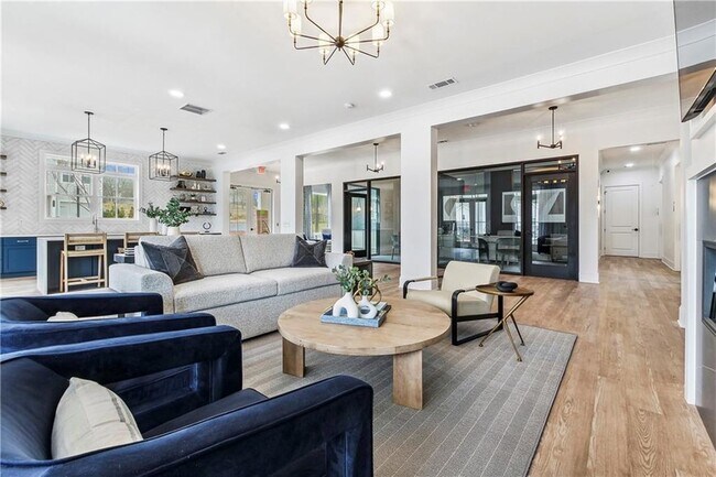 211 Cypress Ln in Villa Rica, GA - Foto de edificio - Building Photo