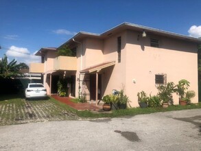 3079 NW 11th St in Miami, FL - Building Photo - Building Photo