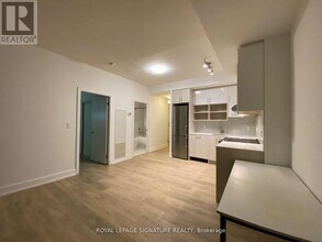 150 Fairview Mall Dr in Toronto, ON - Building Photo - Building Photo