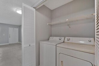 1430 Meadows Cir W, Unit 1430 in Boynton Beach, FL - Foto de edificio - Building Photo