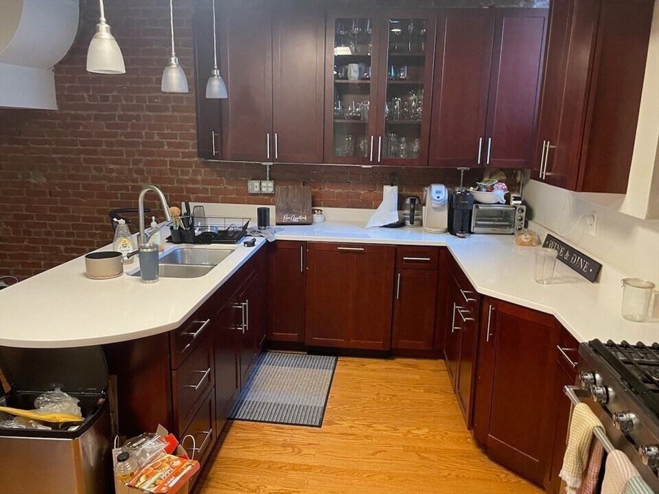 1033 Beacon St, Unit B1 in Brookline, MA - Building Photo