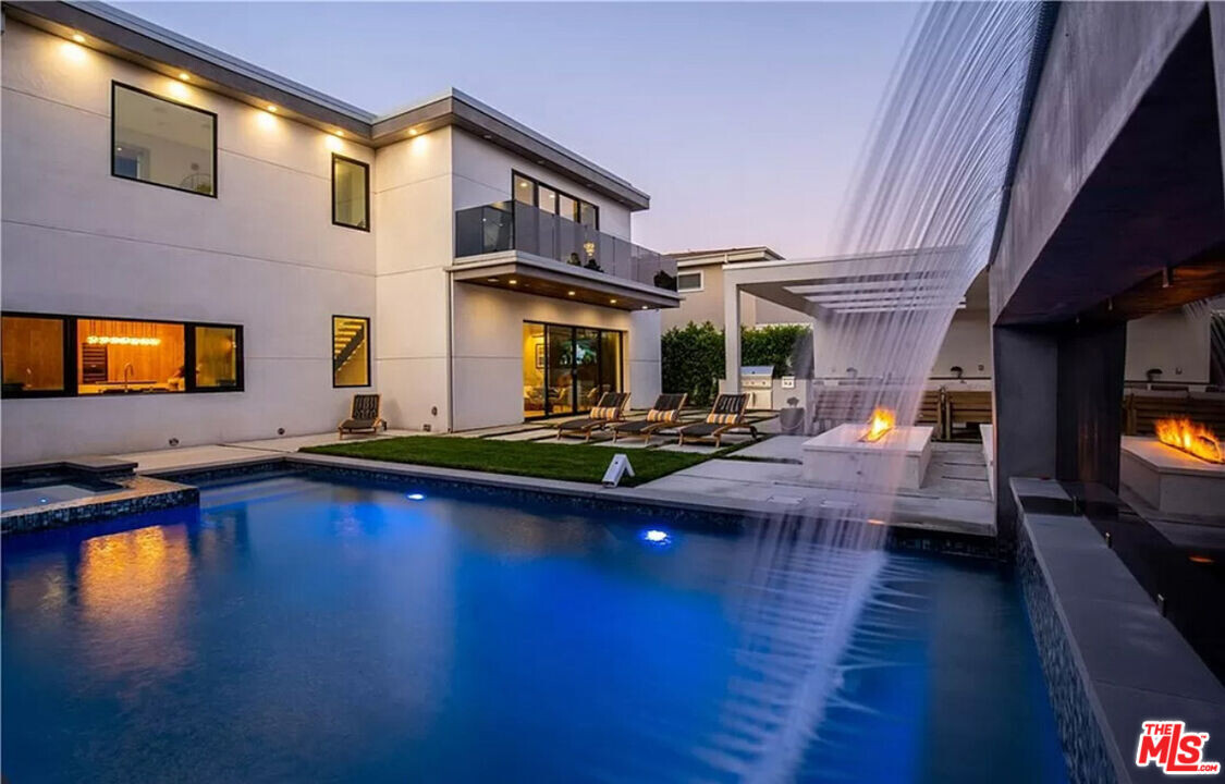 13812 Cumpston St in Los Angeles, CA - Building Photo