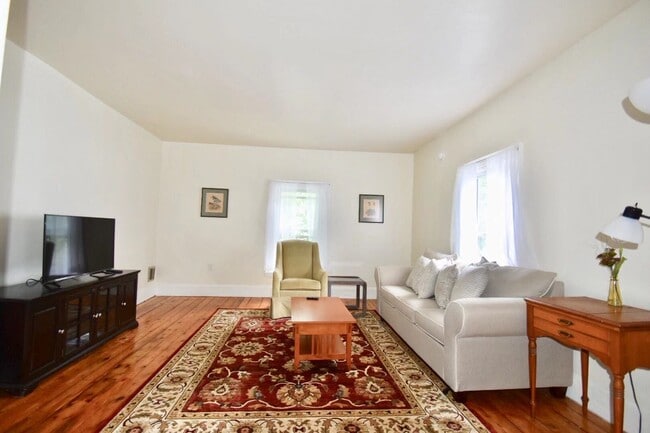 35 Cumberland St, Unit 2 in Brunswick, ME - Building Photo - Building Photo