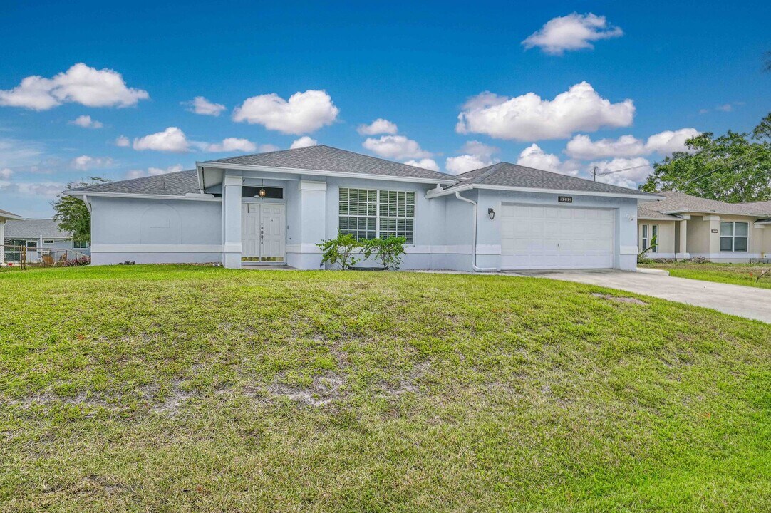 9232 Cypress Dr N in Ft. Myers, FL - Building Photo